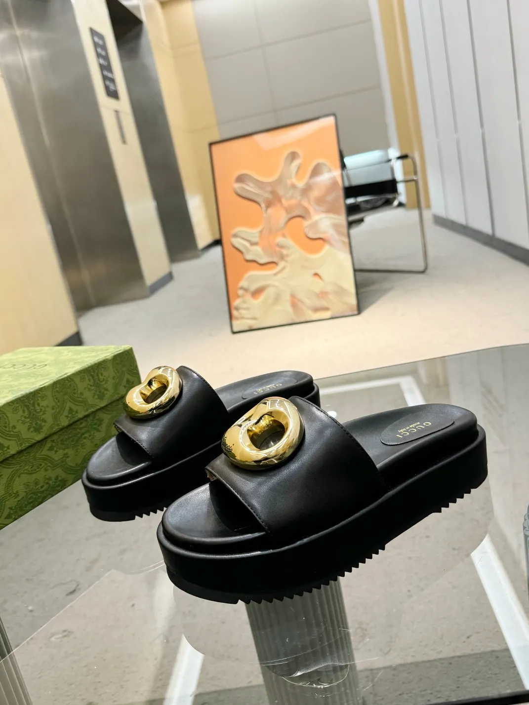 👟👟Ex-factory price 460👟👟 Shipped all year round, Gucci's latest limited edition thick-soled slippers. Top quality for sale. Purchase genuine product for development. The material and workmanship are consistent with the original. Upper: cowhide. Lining: dyed sheepskin. Outsole: Italian private model outsole. Size: 35-43M standard size. 41, 42, 43 are also custom-made and cannot be returned or exchanged. Sole thickness: 5.5cm. Forefoot 4cm.